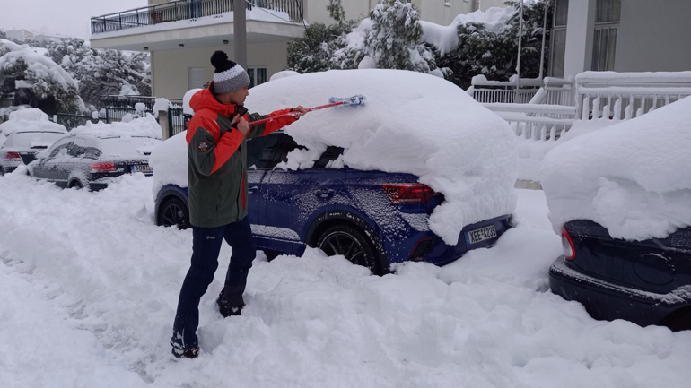 «Θάφτηκε» στο χιόνι το VW T-Roc R